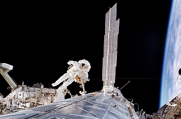 Astronaut Robert L Curbeam, mission specialist, participates in the second of three STS-98 sessions of extravehicular activity. He was joined on all three space walks by astronaut Tom Jones.