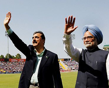 PM Singh with his Pakistani counterpart Yousuf Raza Gilani during the ICC World Cup semi-finals in Chandigarh