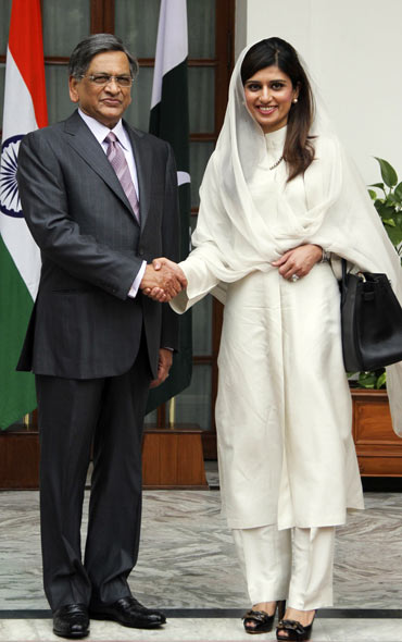 Pakistan's Foreign Minister Hina Rabbani Khar with External Affairs Minister S M Krishna