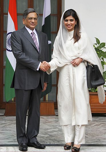 Pakistan's Foreign Minister Hina Rabbani Khar (R) shakes hands with Indian counterpart SM Krishna before their meeting in New Delhi