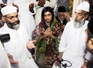 Pakistan's Foreign Minister Hina Rabbani Khar offers prayers at the shrine of Sufi Saint Nizamuddin
