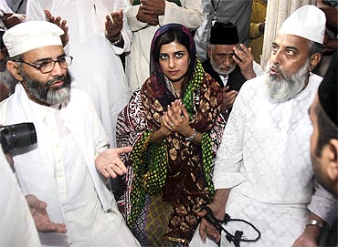 Pakistan's Foreign Minister Hina Rabbani Khar at the shrine of Sufi Saint Nizamuddin Auliya