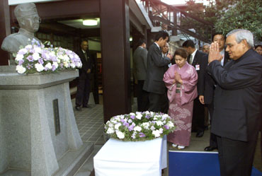 Former Prime Minister Atal Behari Vajpayee offers a prayer for Netaji at Renkoji Temple in Tokyo