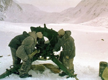 Pakistan soldiers with artillery piece pointed at Indian positions on the Siachen Glacier