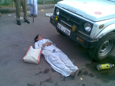 Neelam Pandey blocking a police vehicle's path