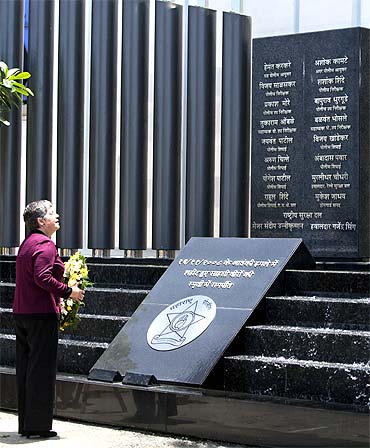 US Secretary of Homeland Security Janet Napolitano looks up at a memorial dedicated to policemen who lost their lives in the 26/11 assault on Mumbai