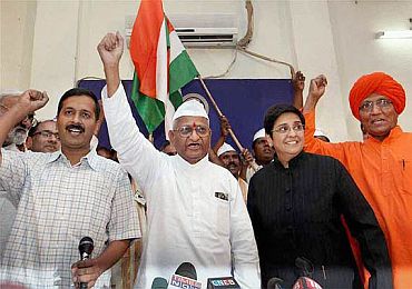 RTI activist Arvind Kejriwal, Anna Hazare, former IPS officer Kiran Bedi and social activist Swami Agnivesh in happier times