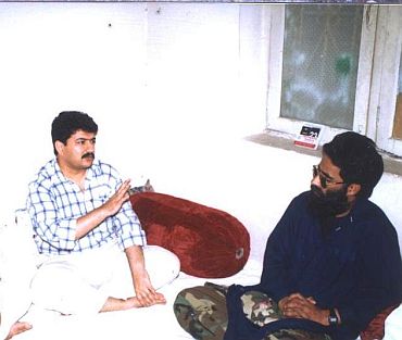 Exclusive Image: Hamid Mir chats with Ilyas Kashmiri