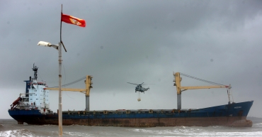 Efforts to salvage ship stranded near Mumbai fails