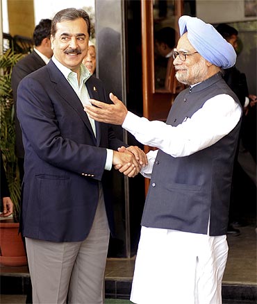 Pakistan's Prime Minister Yusuf Raza Gilani with his Indian counterpart Manmohan Singh at Mohali