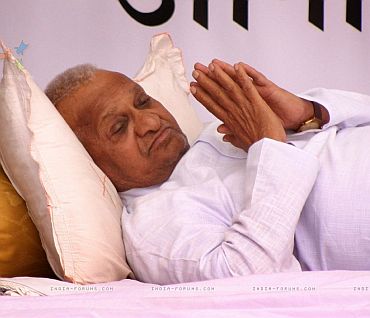 Anna Hazare on fast in support of a strong Lokpal Bill