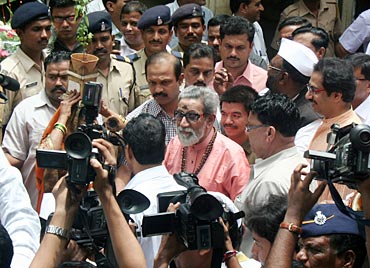 Bal Thackeray surrounded by cameramen