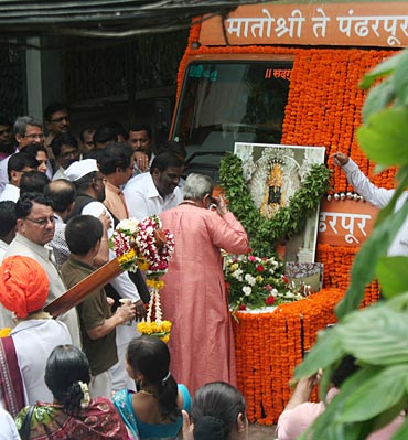 Bal Thackeray at a function to flag off a caravan to Pandharpur