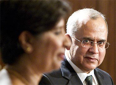 Indian Foreign Secretary Nirupama Rao with her Pakistani counterpart Salman Bashir