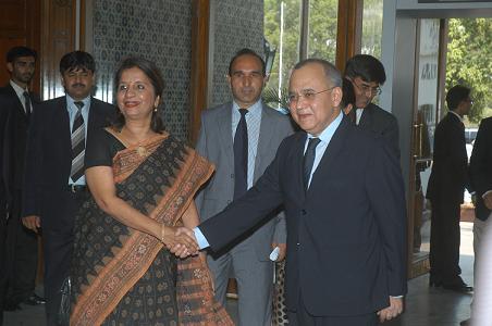 Indian Foreign Secretary Nirupama Rao with her Pakistani counterpart Salman Bashir