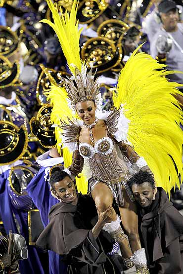 In PHOTOS: Sizzling carnival party on Rio's streets