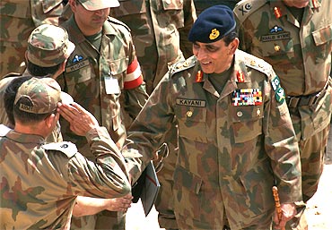 Pakistani Army Chief Ashfaq Parvez Kayani with his army officers