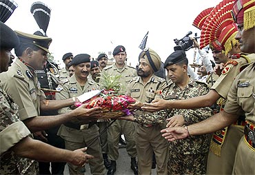 BSF inspectors offers a basket of fruits and sweets to Pakistan Rangers commanders