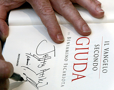 Jeffrey Archer signs an autograph in Rome