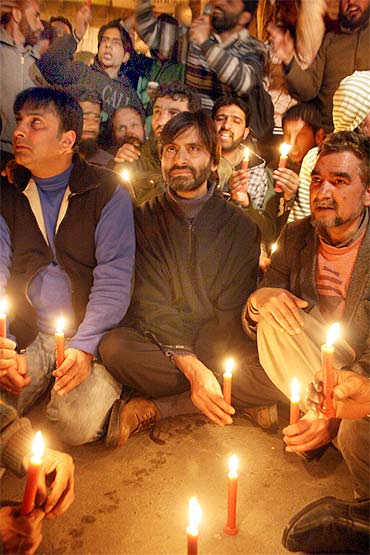 Malik and other JKLF activists in a candlelight vigil in Srinagar