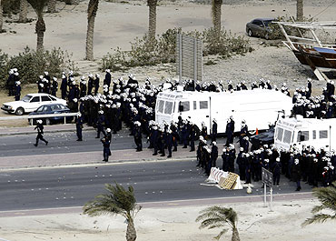 GCC forces move in to Pearl Square to evacuate anti-government protesters in Manama