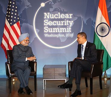 PM Manmohan Singh speaks with US President Barack Obama at a conference in Washington, DC
