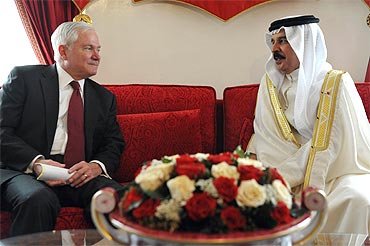 US Defence Secretary Robert Gates with Bahrain's King Hamad bin Isa al-Khalifa at Sakhir Palace in Manama