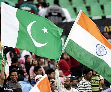 Spectators wave India, Pakistan flags