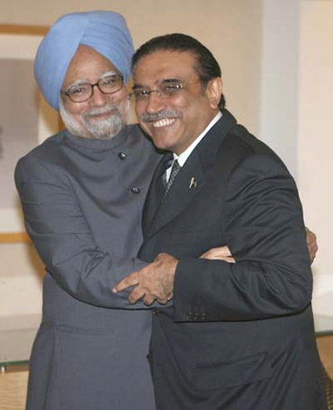 Prime Minister Manmohan Singh with Pakistan President Asif Ali Zardari