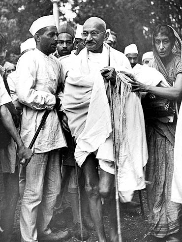 Mahatma Gandhi arrives at Simla to discuss the international situation with local Congress authorities and the Viceroy