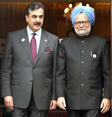 File photo of Prime Minister Manmohan Singh with his Pakistan counterpart Yousuf Raza Gilani