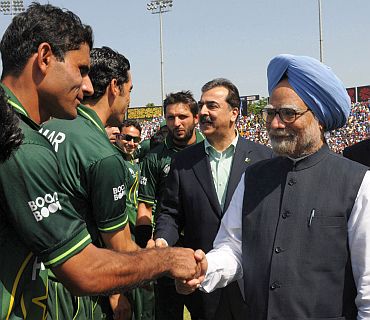 Prime Minister Manmohan Singh with his Pakistani counterpart Yusuf Raza Gilani