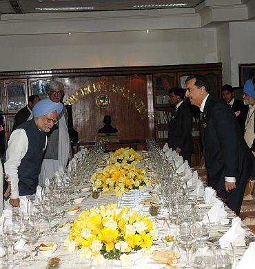 Dr Singh hosting a dinner in honour of Pakistan Prime Minister Yousuf Raza Gilani