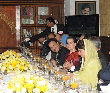 Sonia Gandhi sat in between Gilani and Rehman Malik