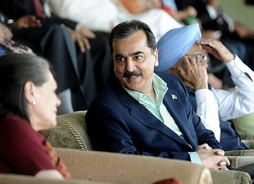 Gilani speaks with Sonia as his counterpart Manmohan Singh watches the semi-final match between India and Pakistan