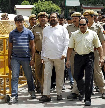 Suresh Kalmadi arrives at a court in New Delhi