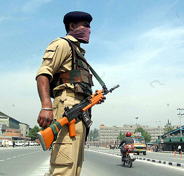 Security beefed up in Srinagar ahead of the Darbar move