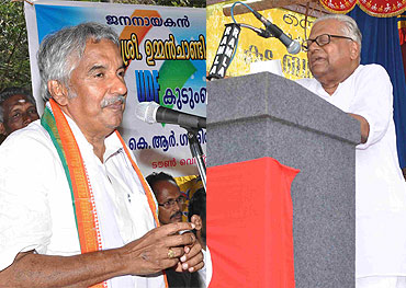 Senior Congress leader Oommen Chandy (left) and Kerala CM V S Achutanandan (right)