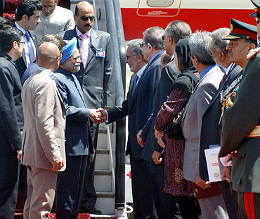 Prime Minister Manmohan Singh being welcomed on his arrival at Kabul airport in Afghanistan