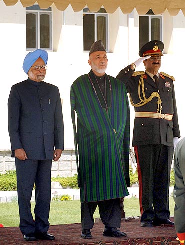 Prime Minister Manmohan Singh with Afghanistan President Hamid Karzai at a ceremonial reception