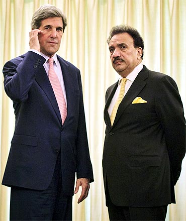 US Senator John Kerry with Pakistan's Interior Minister Rahman Malik