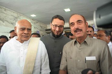 Ex-CM K Rosiah and MIM leader Uddain Owaisi with Ghulam Nabi Azad, AICC in-charge of Andhra