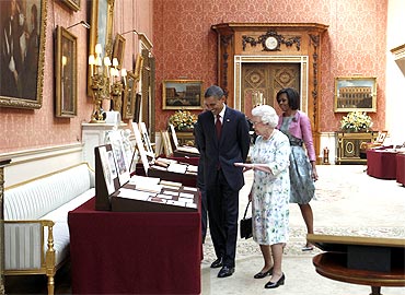 Queen Elizabeth gives a tour to the Obamas in Buckingham Palace