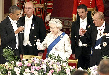 Queen Elizabeth, Prince Philip and Obama toast during a state banquet in Buckingham Palace