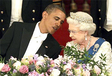 Obama speaks to the Queen during the banquet