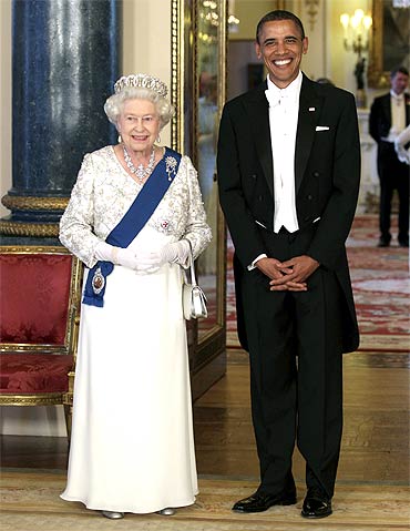 Queen Elizabeth poses with Obama for shutterbugs