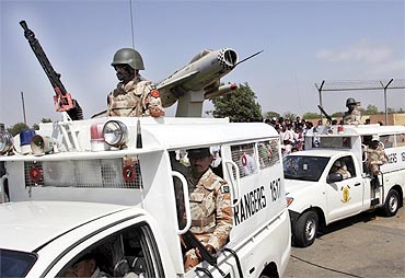 Paramilitary forces depart from the Mehran naval aviation base after troops ended operations against militants in Karachi