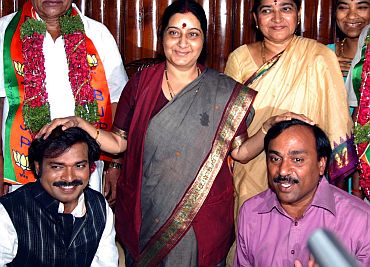 Senior BJP leader Sushma Swaraj with the Reddy brothers