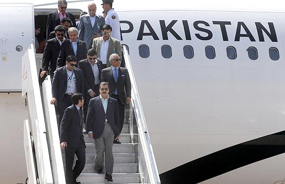 Pakistan's Prime Minister Yusuf Raza Gilani steps down from an aircraft upon his arrival in India