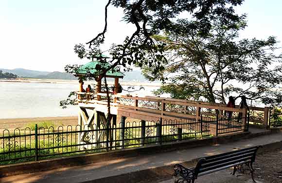Uzan Bazar river front park